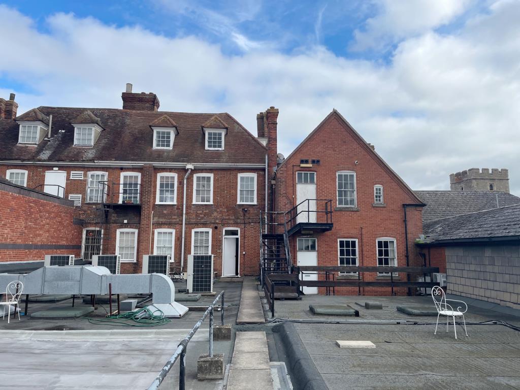 Lot: 90 - VACANT TOP FLOOR FLAT WITH VIEWS OVER SURROUNDING AREA - access from the rear of the building high street maldon